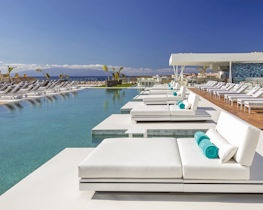 Corales Suites, pool