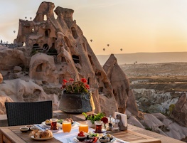 Argos in Cappadoccia, breakfast on the terrace