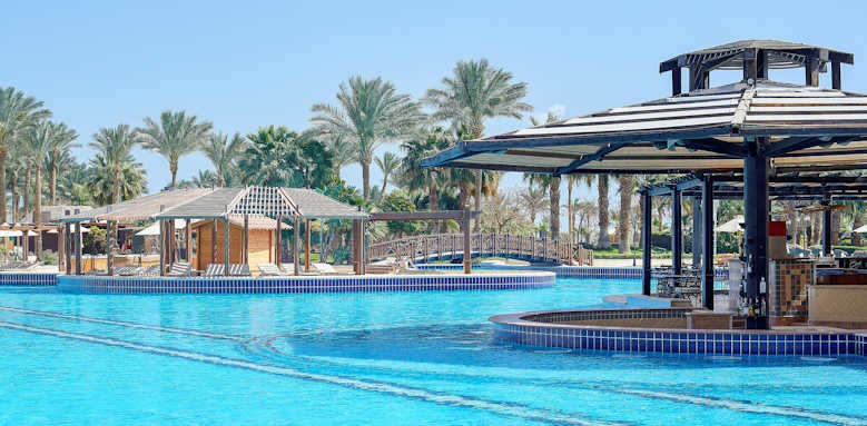 Steigenberger Al Dau Beach Hotel, swimup bar