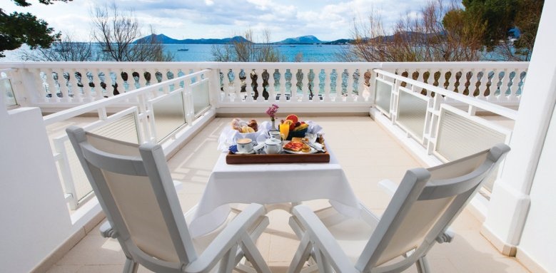 Illa D'or, breakfast on terrace